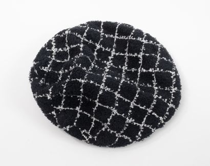 CHANEL 
Black and white tweed beret with...