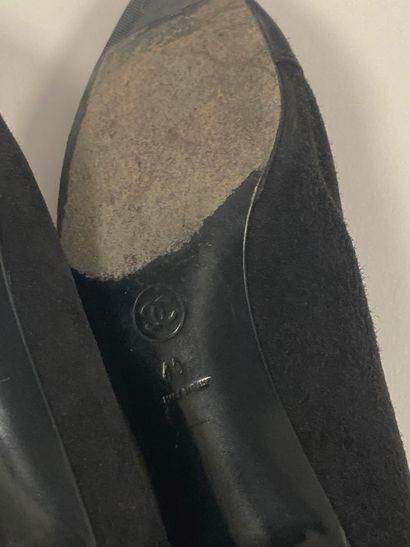 CHANEL 
Black suede pump with small heels.
Signed...