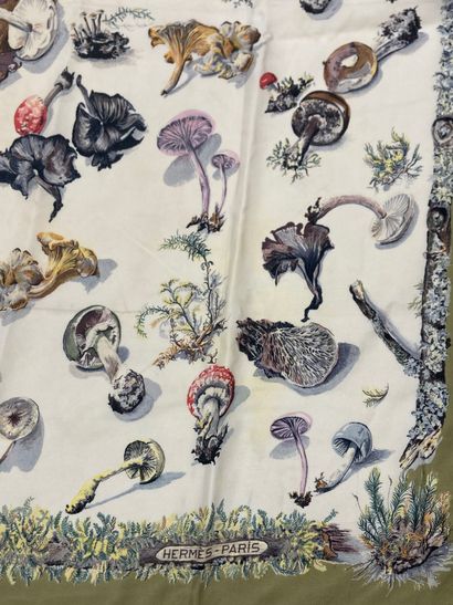 HERMES
Silk twill square.
Model: Les champignons...