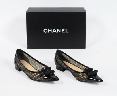 CHANEL
Pair of pointed-toe ballerinas in...