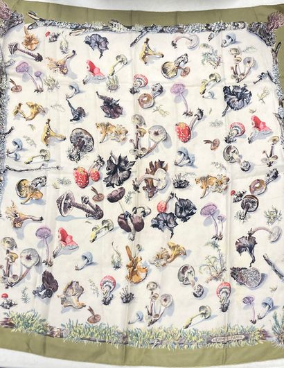 HERMES
Silk twill square.
Model: Les champignons...