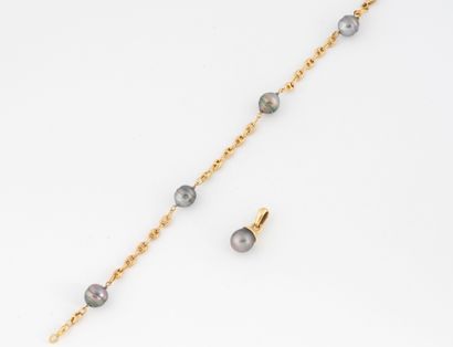 Lot in yellow gold (750) including:
- A yellow...