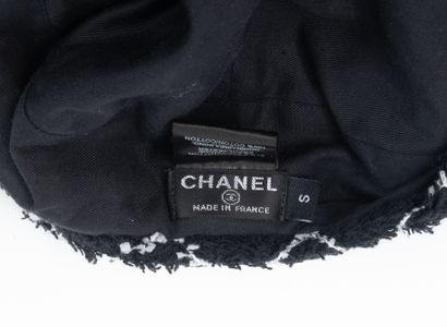 CHANEL 
Black and white tweed beret with...