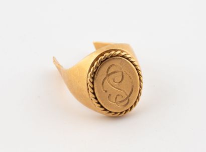 Chevalière in yellow gold (750) with oval...