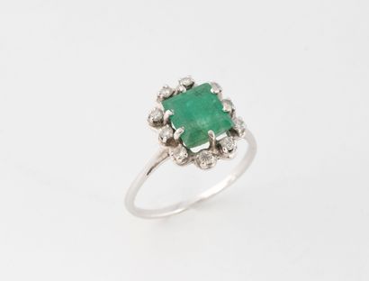 White gold (750) ring set with a claw-set...