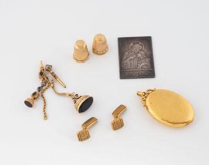 Gold lot (750) comprising :
- two thimbles,...