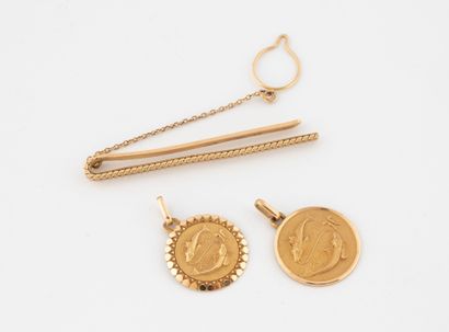 Lot in yellow gold (750) comprising : 
-...
