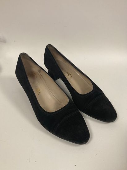 CHANEL 
Black suede pump with small heels.
Signed...