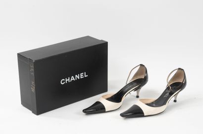 CHANEL
Pair of white leather pumps, with...