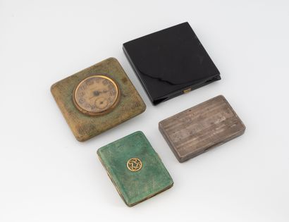 Lot of display items: 
- a gilded metal powder...