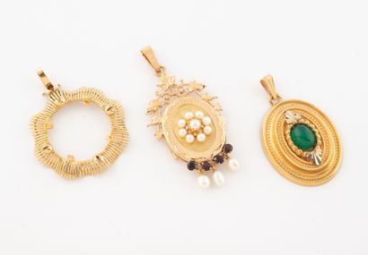 Yellow gold (750) pendant set including:
-...