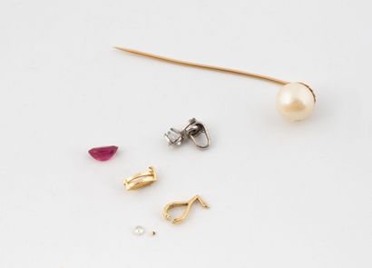 Lot in yellow gold (750) including :
- A...