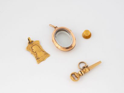 Lot of small objects in yellow gold (750)...