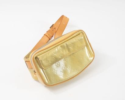LOUIS VUITTON
Banana bag.
Leather and golden...
