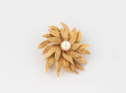 Flower brooch in yellow gold (750), the petals...