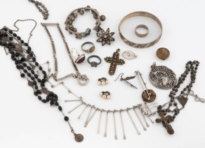 Lot of various pieces of metal jewelry, silver-plated...