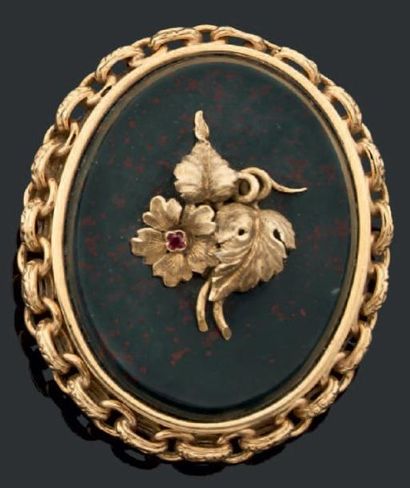 Broche ovale en or jaune, à bordure à motif...