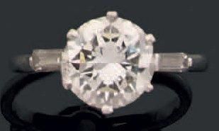 Bague en platine sertie d'un diamant solitaire...