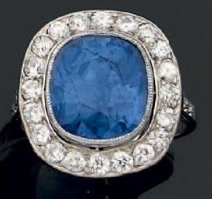 Bague en platine, ornée d'un saphir de forme...