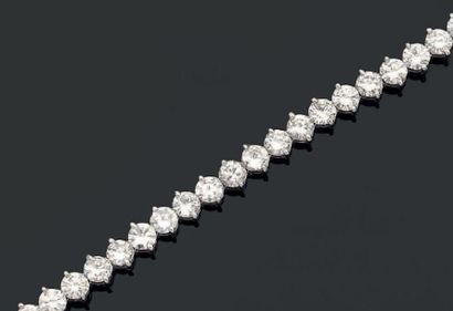 Bracelet ligne articulé en or gris serti...