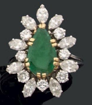 Bague en or gris, sertie d'une émeraude poire...