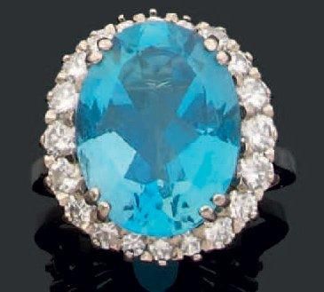 Bague en or gris sertie d'une aigue-marine...