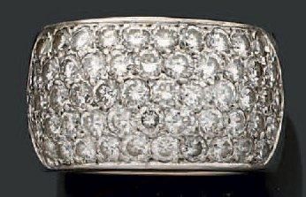 Bague formée d'un jonc large en or gris à...