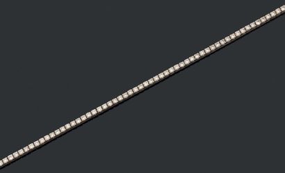 Collier en or gris formé d'une ligne souple...