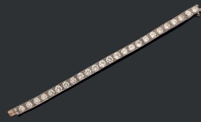 Bracelet rivière en or gris et platine articulé...