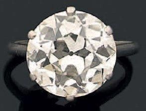 Bague en platine sertie d'un diamant demi-taille....