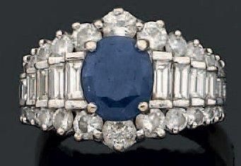 Bague en or gris sertie d'un saphir ovale...