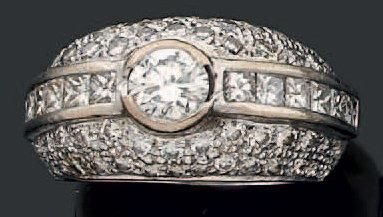 Bague demi-jonc en or gris sertie d'un diamant...