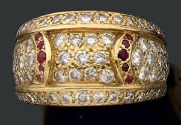 Bague demi-jonc en or jaune sertie de diamants...