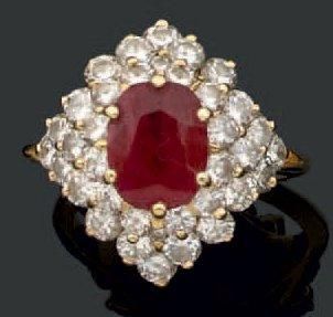 Bague en or jaune sertie d'un rubis ovale,...