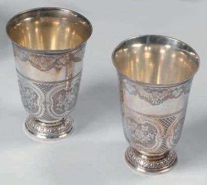 DEBAIN
Deux timbales tulipes, formant pendant,...