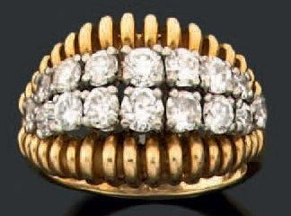 VAN CLEEF & ARPELS
Bague en or, centrée de...