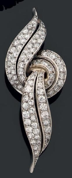 Broche en or et platine stylisant un noeud...