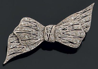 Petite broche en or jaune et platine en forme...