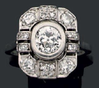 Bague en platine ornée, en son centre, d'un...