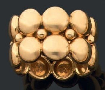 CARTIER
Large anneau en or jaune formé de...