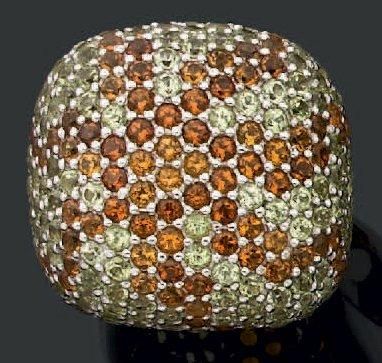 Importante bague en or gris, de forme coussin,...