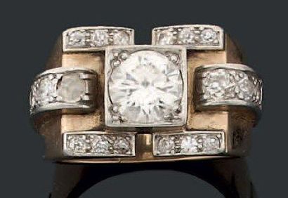 Bague chevalière en or jaune et platine centrée...
