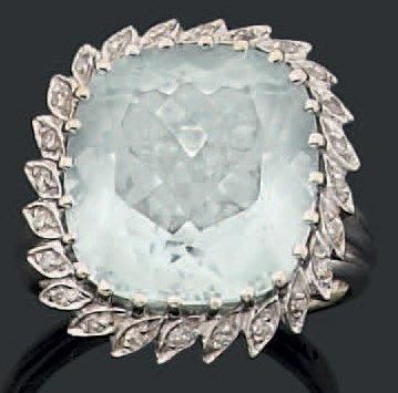 Bague en or gris ornée d'une aigue-marine,...