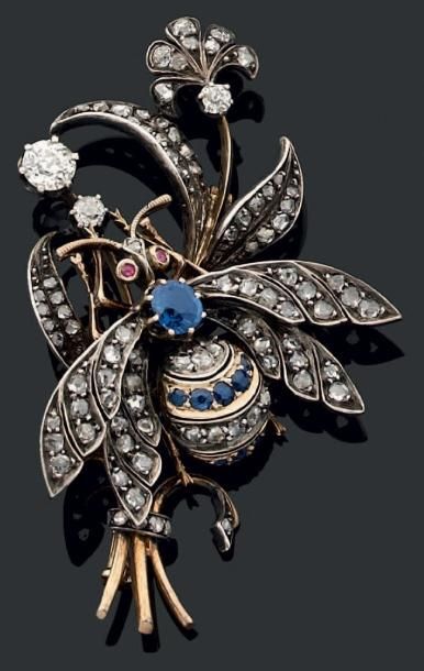 Broche en or et argent en forme de bourdon...