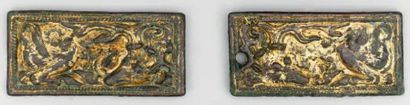 Paire de plaques-boucles en bronze doré représentant...
