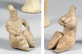 Deux petites statuettes en terre cuite à...