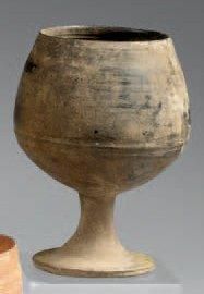 Coupe à pied. Céramique brune. Pakistan,...