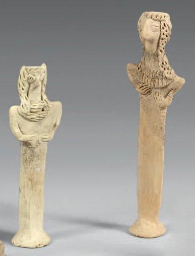 Deux statuettes à tête d'oiseaux. Terre cuite...
