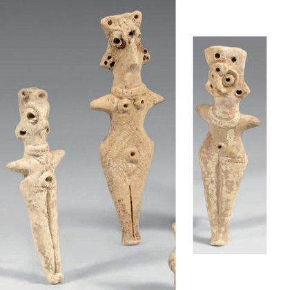 Trois statuettes en terre cuite à patine...