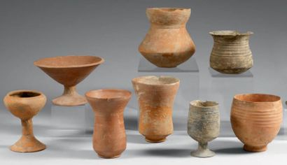 Huit vases ou coupes. Terre cuite, dont deux...